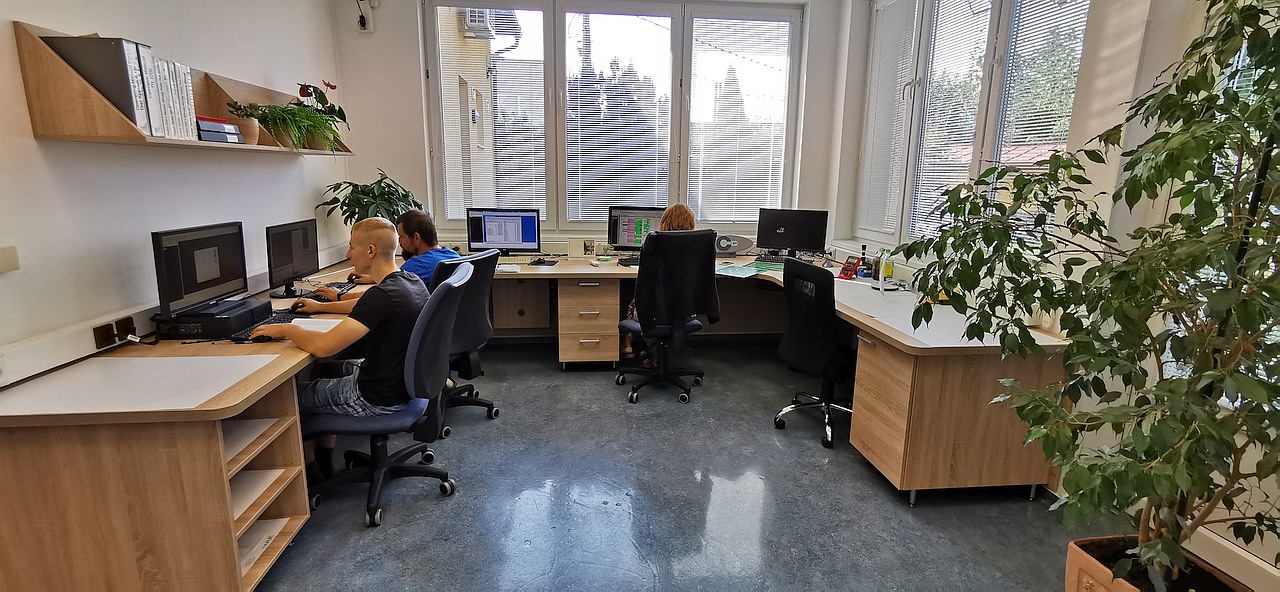 Pracovisko pre elektrický test plošných spojov